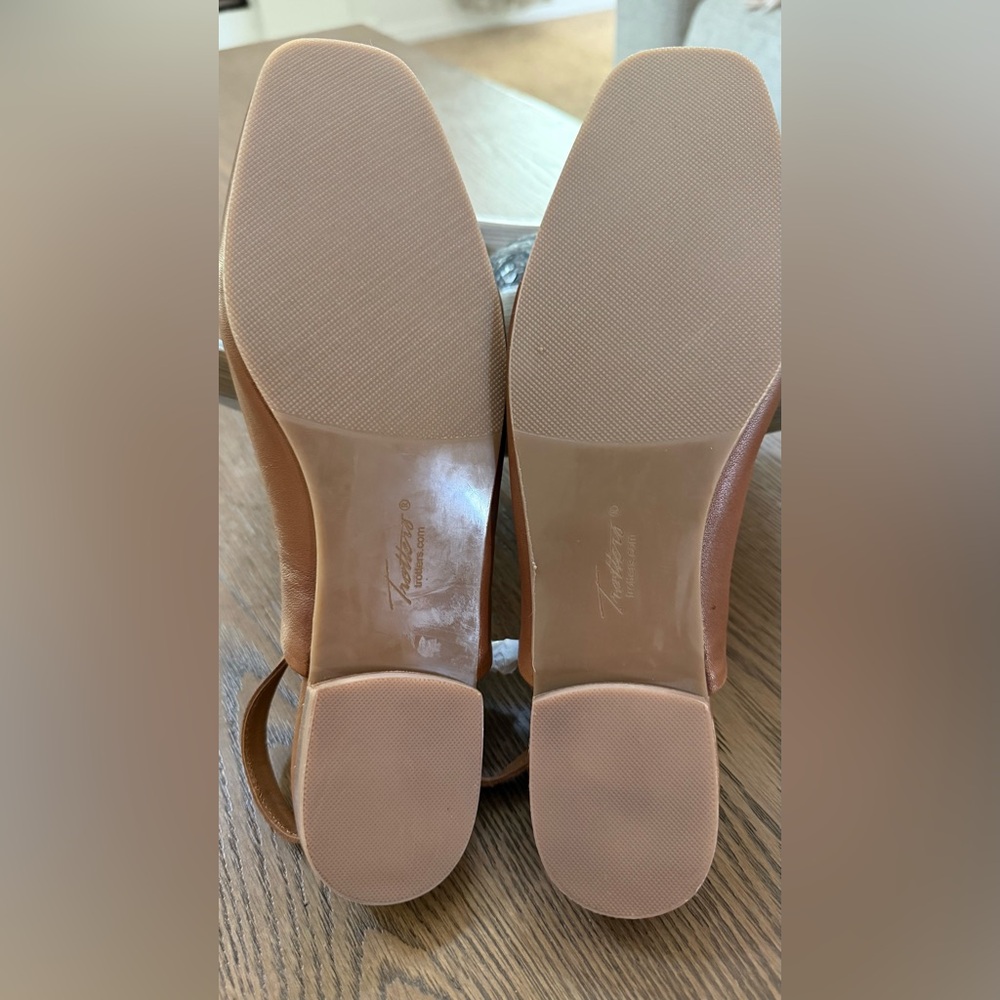 NWOT - Trotters Tan Slingback Loafers - Picture 2 of 5